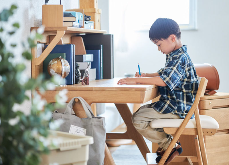 浜本工芸No.09デスクで男の子が勉強している画像