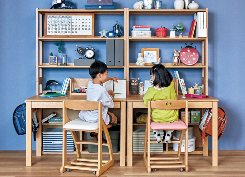 浜本工芸No.28デスクで男の子と女の子が隣り合わせに机をくっつけて勉強している画像