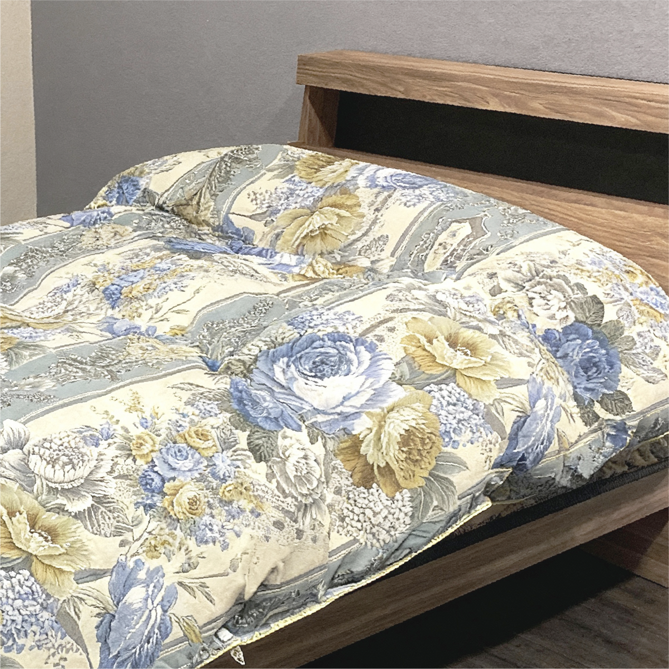 襟元ネックラウンド仕様でフィット感と暖かさがアップ