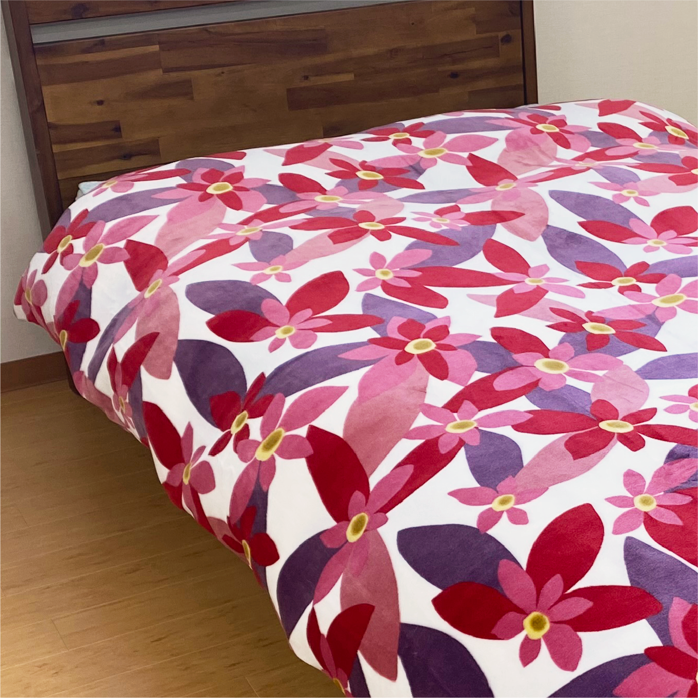 鮮やかな色彩と華やかな花柄