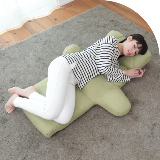 肘がサポートされる座椅子でお母さんへ自由なリラックス時間をプレゼント