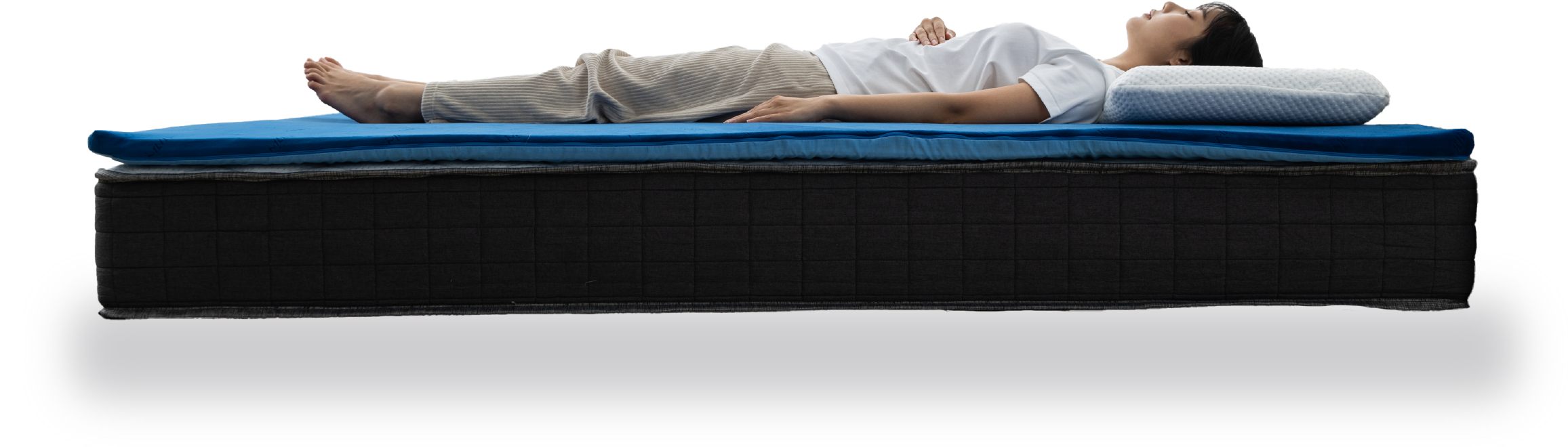 マットレスの上で横になる人物