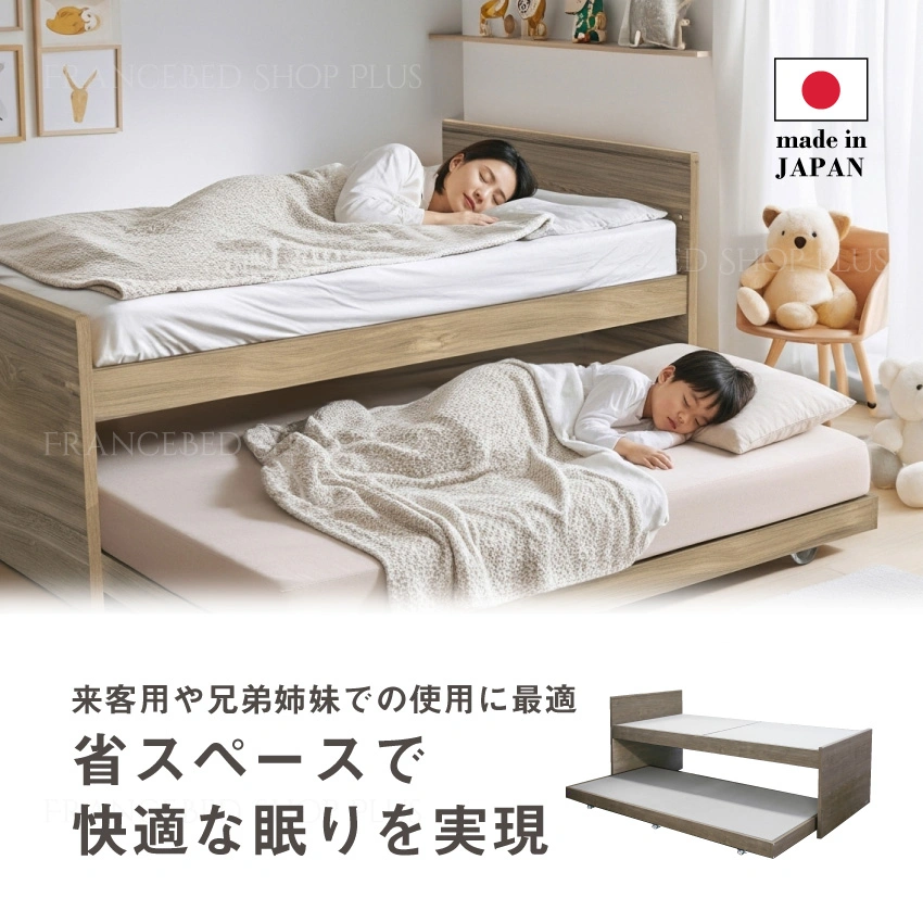 ベッド上段に母親、下段に子どもが寝ている画像