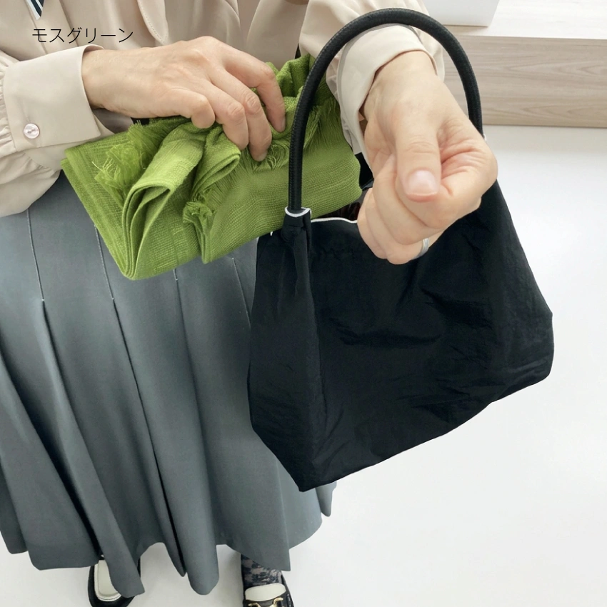 鞄に入れようとしてる画像