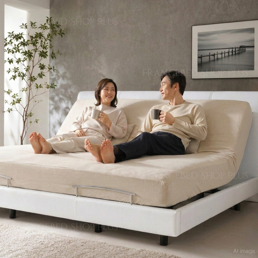 50代の夫婦がベッドの上でくつろいでいる様子