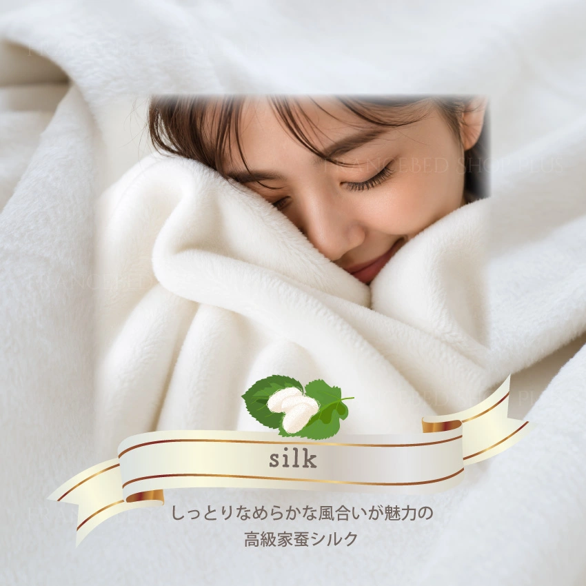 女性がシルク毛布に生地に頬を寄せている画像