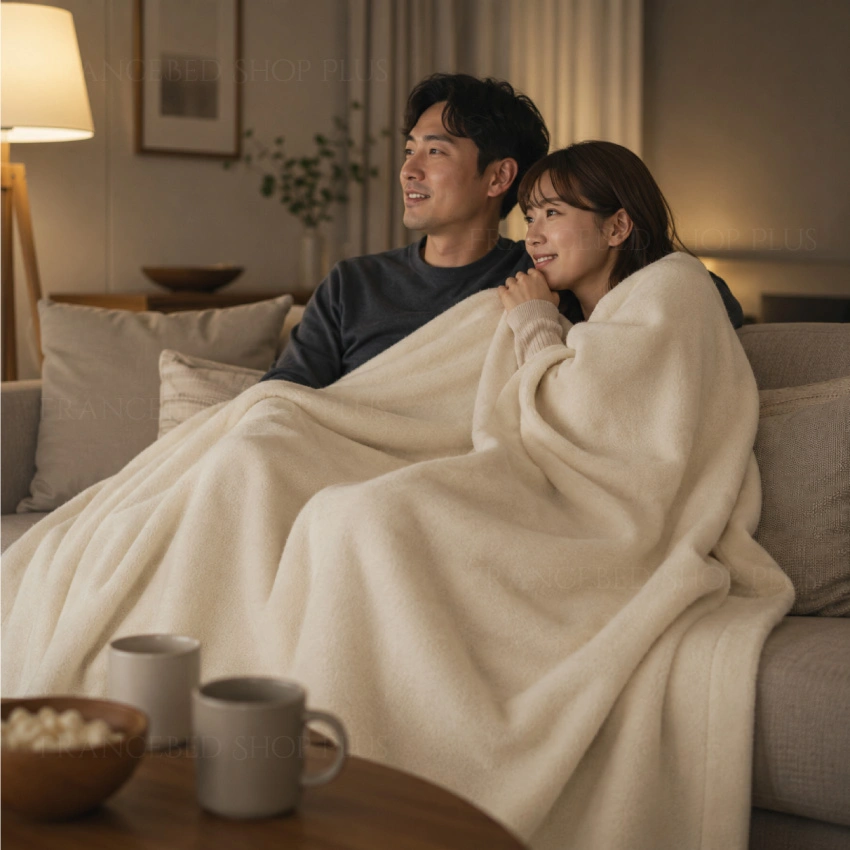 女性がスーリーアルパカ毛布を使用して本を読んでいる画像