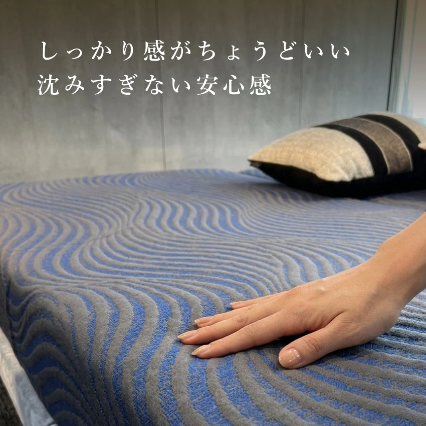 フランスベッド 電動ベッド エゼルマットレスを触っている女性の手