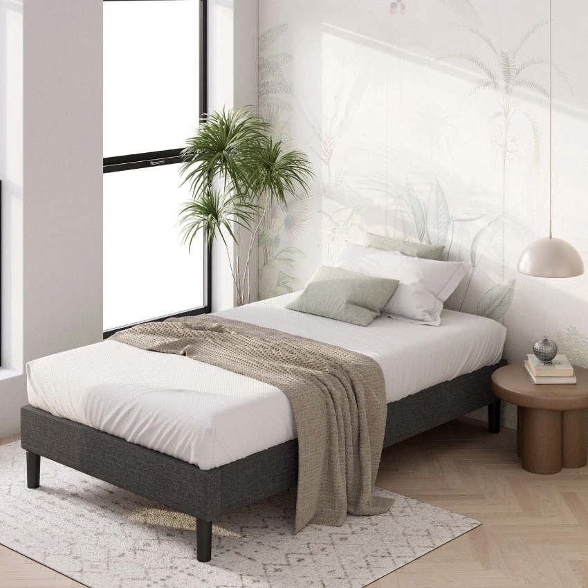 お部屋にZINUS Curtis 布張りフレーム ZJ-EFPB グレーが設置された様子