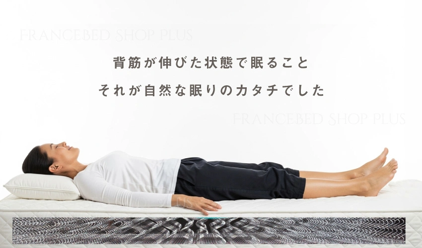 マットの上に横になる女性