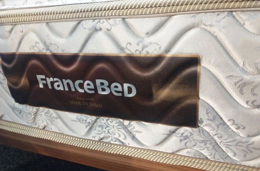 FBスイート側面のフランスベッドのタグ