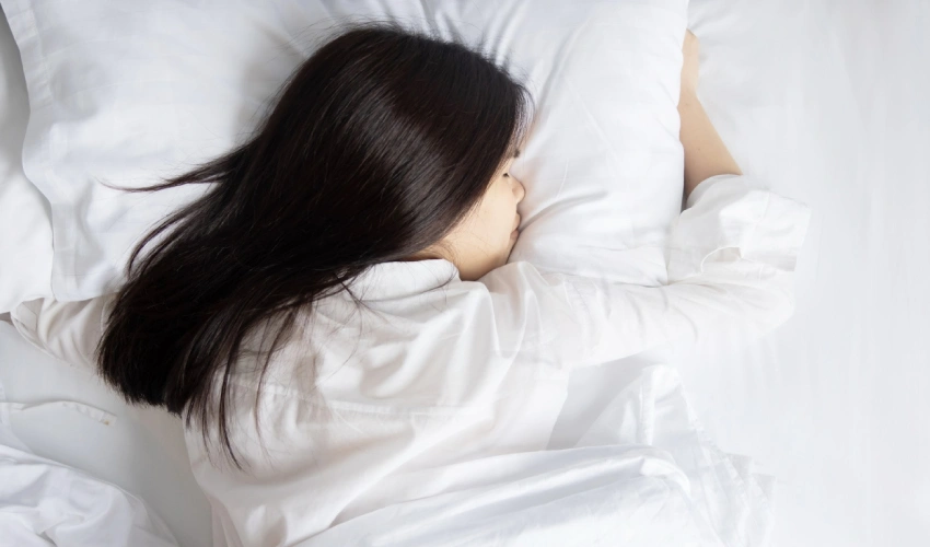 女性が寝返りをしている様子のイメージ画像