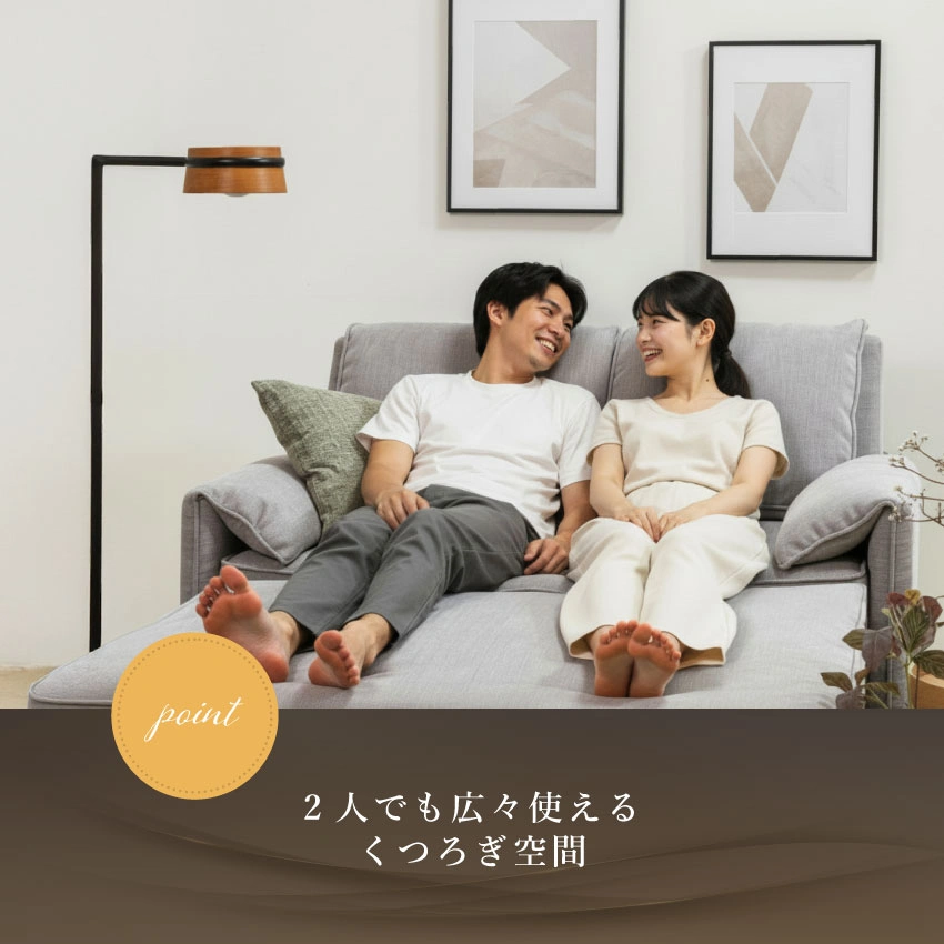 男女夫婦2人が並んで寝ている画像