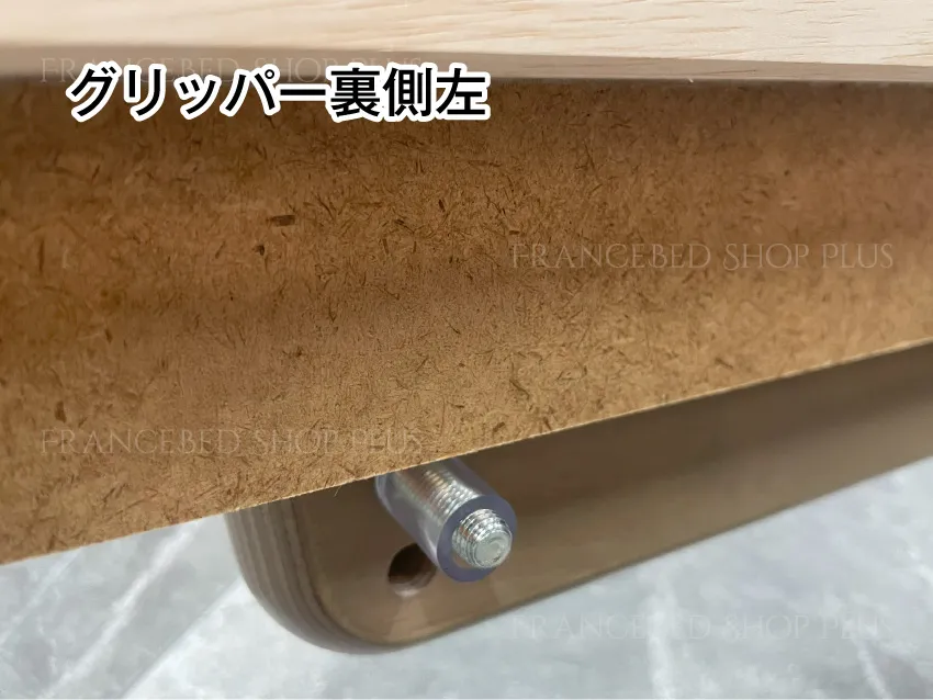 グリッパー本体を挟むようパイプを差し込む
