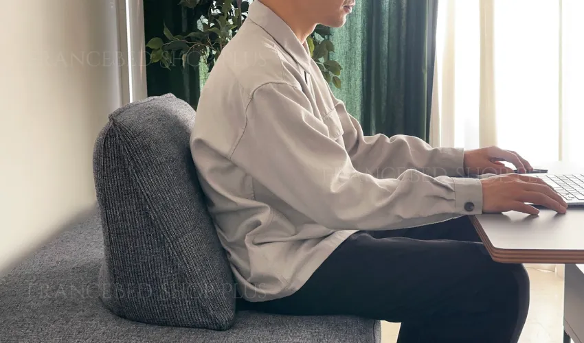 寝っ転がる男性の写真
